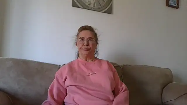 Snapshot of Hottie-Mom chatting on April 17, 2026, 9:45 am Hottie-Mom online show from April 17, 2026, 9:45 am