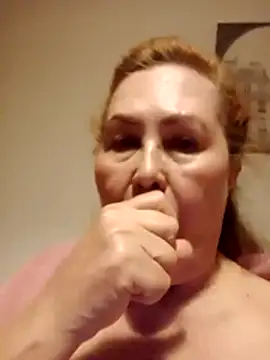 Snapshot of Hottie-Mom chatting on May 18, 2026, 8:57 pm Hottie-Mom online show from May 18, 2026, 8:57 pm