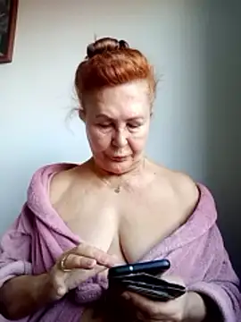 Hottie-Mom online show from October 31, 2025, 8:55 am