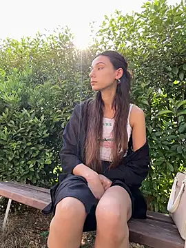 Snapshot of _MiaQueen_ chatting on June 21, 2026, 2:45 pm MiaQueen online show from June 21, 2026, 2:45 pm