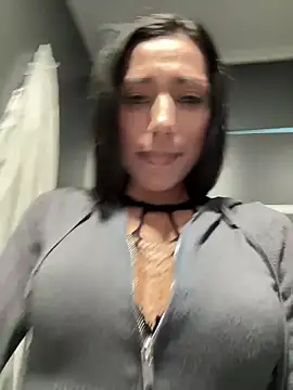 Snapshot of _MiaQueen_ chatting on September 25, 2025, 11:33 pm MiaQueen online show from September 25, 2025, 11:33 pm