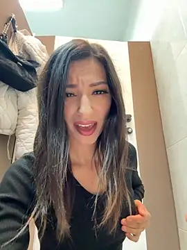 Snapshot of _MiaQueen_ chatting on October 31, 2025, 9:54 pm MiaQueen online show from October 31, 2025, 9:54 pm