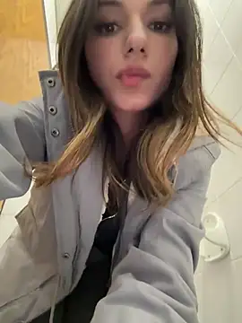 Snapshot of _MiaQueen_ chatting on February 19, 2025, 11:25 pm MiaQueen online show from February 19, 2025, 11:25 pm