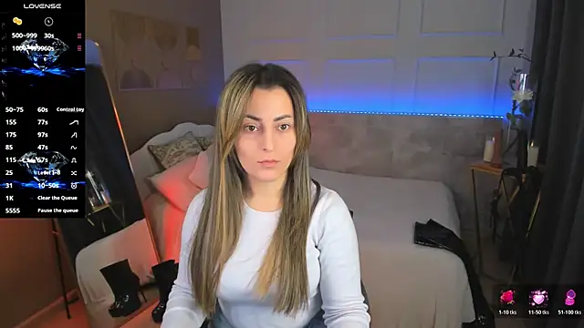 Snapshot of KylieMellow chatting on April 15, 2026, 5:35 am KylieMellow online show from April 15, 2026, 5:35 am