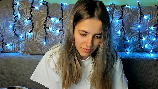 Snapshot of MaggieCake chatting on November 10, 2025, 5:23 am MaggieCake online show from November 10, 2025, 5:23 am