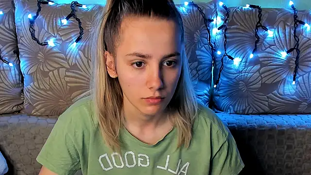 Snapshot of MaggieCake chatting on December 14, 2025, 1:23 am MaggieCake online show from December 14, 2025, 1:23 am