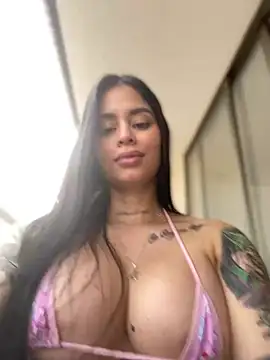 Snapshot of LaraHenao chatting on February 10, 2025, 1:22 pm LaraHenao online show from February 10, 2025, 1:22 pm