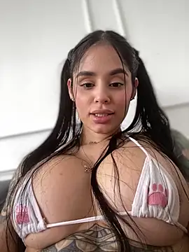 Snapshot of LaraHenao chatting on February 3, 2025, 1:08 pm LaraHenao online show from February 3, 2025, 1:08 pm