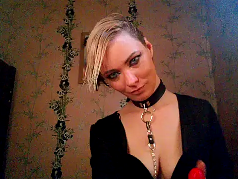 WildMissNiks online show from October 28, 2025, 9:19 am