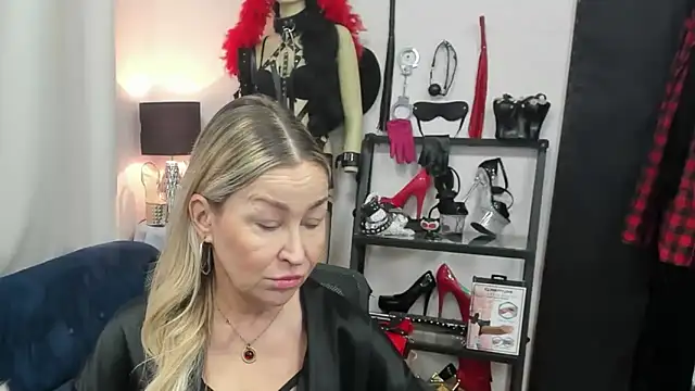 Snapshot of crystaLUX chatting on February 2, 2026, 6:12 am crystaLUX online show from February 2, 2026, 6:12 am