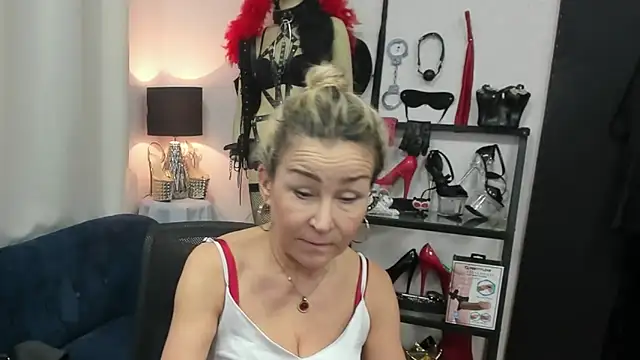 Snapshot of crystaLUX chatting on February 27, 2026, 5:18 am crystaLUX online show from February 27, 2026, 5:18 am