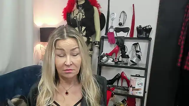 Snapshot of crystaLUX chatting on February 3, 2026, 5:38 am crystaLUX online show from February 3, 2026, 5:38 am