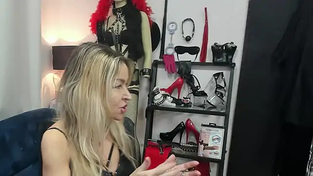 Snapshot of crystaLUX chatting on February 19, 2026, 5:26 am crystaLUX online show from February 19, 2026, 5:26 am