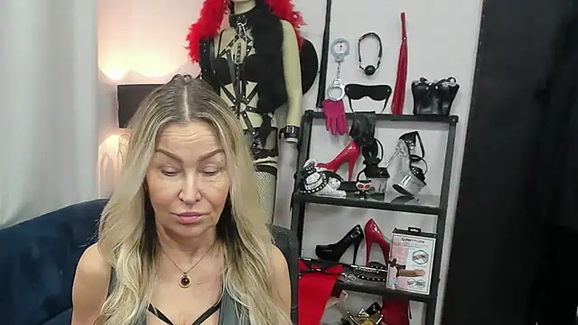 Snapshot of crystaLUX chatting on February 16, 2026, 5:39 am crystaLUX online show from February 16, 2026, 5:39 am