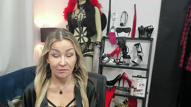 Snapshot of crystaLUX chatting on February 3, 2026, 6:33 am crystaLUX online show from February 3, 2026, 6:33 am