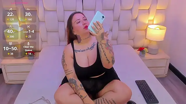 MiaYMolly online show from December 13, 2025, 11:33 pm