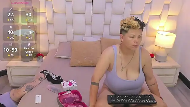 MiaYMolly online show from November 5, 2025, 8:50 am