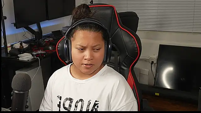 Snapshot of Bubbleliyah chatting on February 26, 2025, 1:57 am Bubbleliyah online show from February 26, 2025, 1:57 am