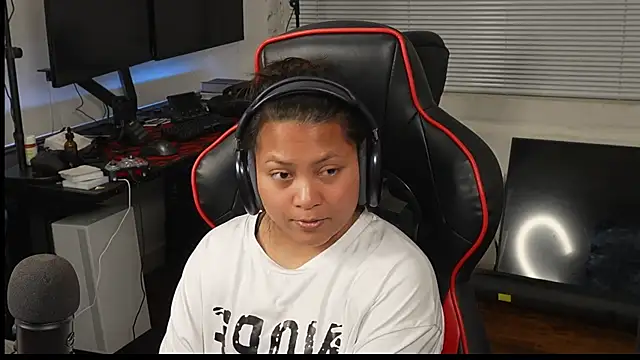 Snapshot of Bubbleliyah chatting on February 26, 2025, 5:03 am Bubbleliyah online show from February 26, 2025, 5:03 am