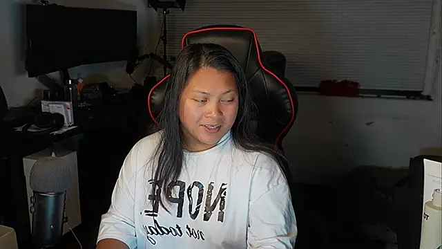 Snapshot of Bubbleliyah chatting on October 8, 2025, 12:01 am Bubbleliyah online show from October 8, 2025, 12:01 am