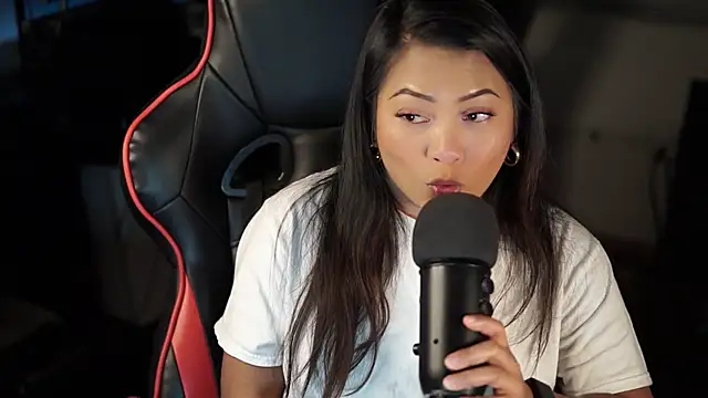 Snapshot of Bubbleliyah chatting on December 13, 2024, 8:20 am Bubbleliyah online show from December 13, 2024, 8:20 am