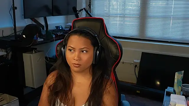 Snapshot of Bubbleliyah chatting on February 4, 2025, 8:28 pm Bubbleliyah online show from February 4, 2025, 8:28 pm