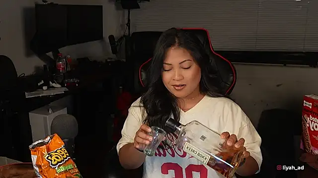 Snapshot of Bubbleliyah chatting on November 12, 2025, 1:43 am Bubbleliyah online show from November 12, 2025, 1:43 am