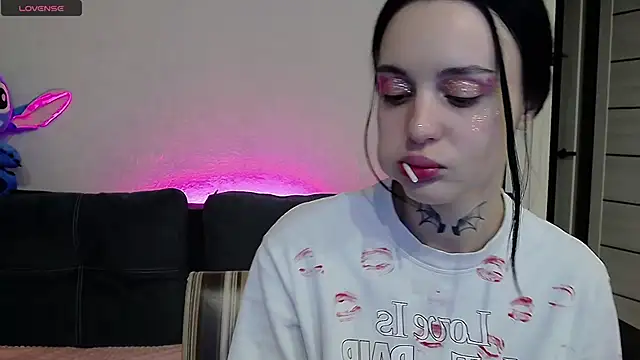 Snapshot of TeaAlen chatting on December 13, 2024, 5:10 pm TeaAlen online show from December 13, 2024, 5:10 pm