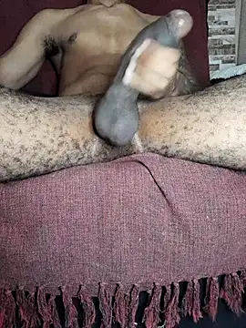 Snapshot of Latrel01 chatting on December 1, 2025, 9:48 pm Latrel01 online show from December 1, 2025, 9:48 pm