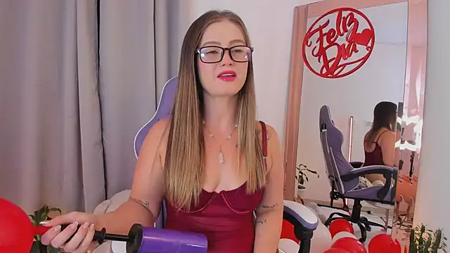 roxie gates  online show from February 14, 2026, 3:07 am