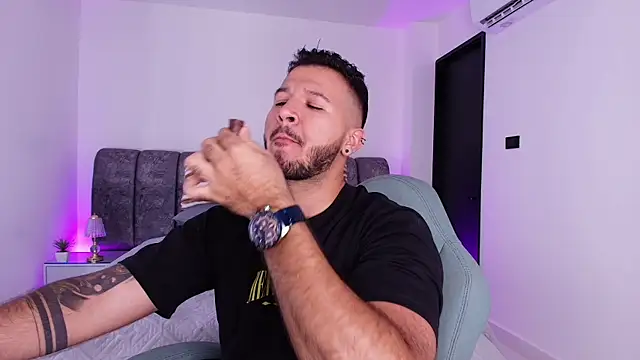 Snapshot of mister_miike chatting on November 19, 2025, 3:06 am mister miike online show from November 19, 2025, 3:06 am