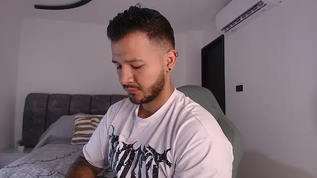 Snapshot of mister_miike chatting on November 6, 2025, 3:10 am mister miike online show from November 6, 2025, 3:10 am