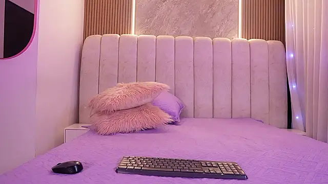 emyli sw  online show from March 19, 2026, 3:06 am