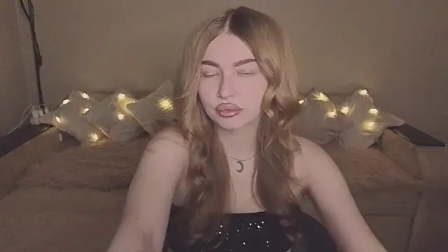 Snapshot of ViolettaLopez chatting on November 19, 2025, 1:11 pm ViolettaLopez online show from November 19, 2025, 1:11 pm