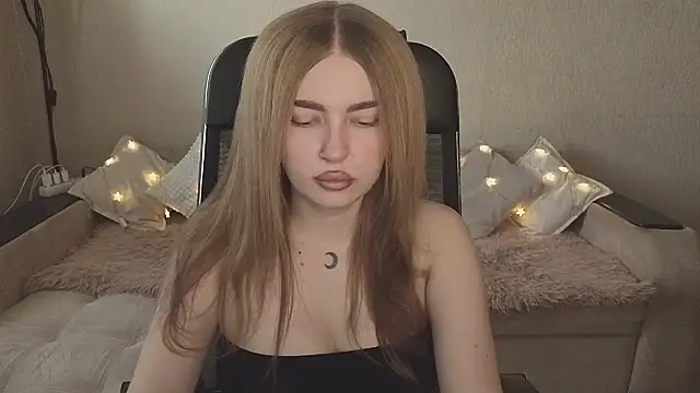 Snapshot of ViolettaLopez chatting on November 3, 2025, 12:31 pm ViolettaLopez online show from November 3, 2025, 12:31 pm