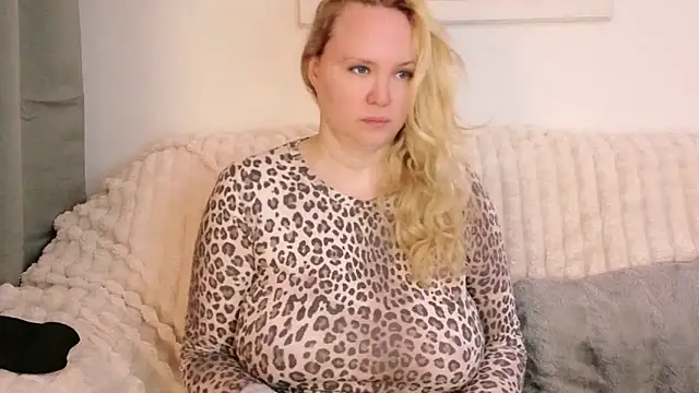 Snapshot of Sarah4you chatting on December 20, 2025, 9:39 pm Sarah4you online show from December 20, 2025, 9:39 pm