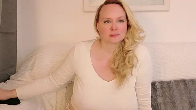 Snapshot of Sarah4you chatting on January 6, 2026, 9:52 pm Sarah4you online show from January 6, 2026, 9:52 pm