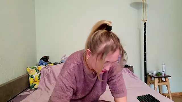 Snapshot of ModelEva chatting on April 14, 2026, 11:26 am ModelEva online show from April 14, 2026, 11:26 am