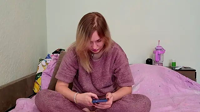 Snapshot of ModelEva chatting on April 11, 2026, 9:24 am ModelEva online show from April 11, 2026, 9:24 am