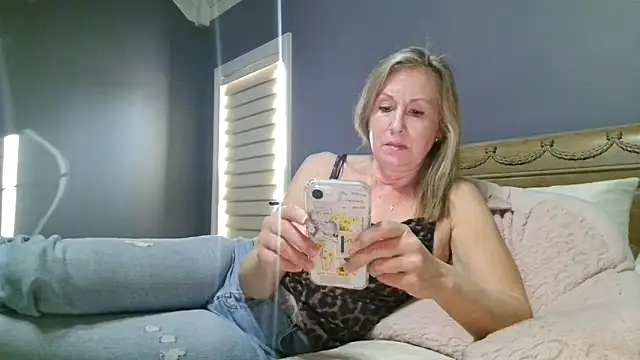 Lisaisluscious online show from November 17, 2025, 2:43 pm