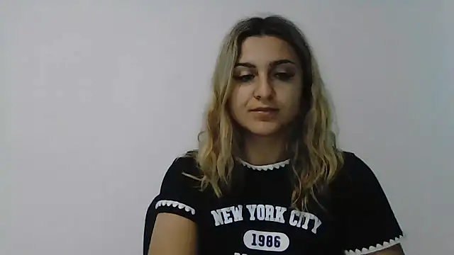 Snapshot of NicolePlay chatting on June 10, 2026, 5:19 am NicolePlay online show from June 10, 2026, 5:19 am