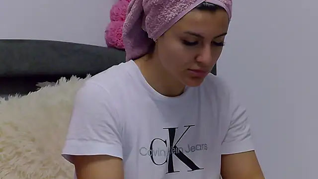 Snapshot of NicolePlay chatting on April 1, 2026, 5:20 am NicolePlay online show from April 1, 2026, 5:20 am