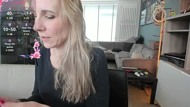 Snapshot of NaomiAndFriends chatting on February 20, 2025, 10:48 am NaomiAndFriends online show from February 20, 2025, 10:48 am