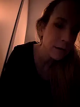 Snapshot of NaomiAndFriends chatting on February 5, 2025, 2:16 pm NaomiAndFriends online show from February 5, 2025, 2:16 pm