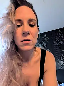 Snapshot of NaomiAndFriends chatting on December 7, 2024, 11:23 am NaomiAndFriends online show from December 7, 2024, 11:23 am