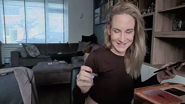 Snapshot of NaomiAndFriends chatting on September 24, 2025, 8:43 am NaomiAndFriends online show from September 24, 2025, 8:43 am