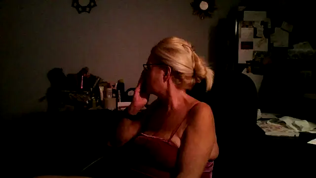 Snapshot of XTRAHORNYONE chatting on October 16, 2025, 12:41 am XTRAHORNYONE online show from October 16, 2025, 12:41 am