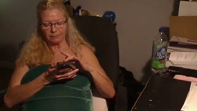 Snapshot of XTRAHORNYONE chatting on February 13, 2025, 12:13 am XTRAHORNYONE online show from February 13, 2025, 12:13 am