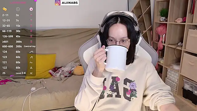 Snapshot of aliiiiiina chatting on March 22, 2025, 12:39 am aliiiiiina online show from March 22, 2025, 12:39 am