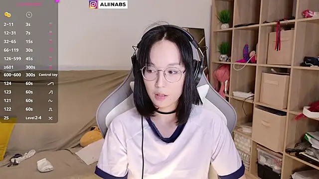 Snapshot of aliiiiiina chatting on March 16, 2025, 8:21 pm aliiiiiina online show from March 16, 2025, 8:21 pm